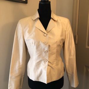 Elegant silk short-waisted jacket. Ivory silk, Size 4P.